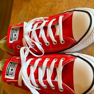 Size 11 men’s red low top converse